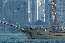 港媒：海军风帆训练舰“破浪号”首度到访香港，将停靠三日图片