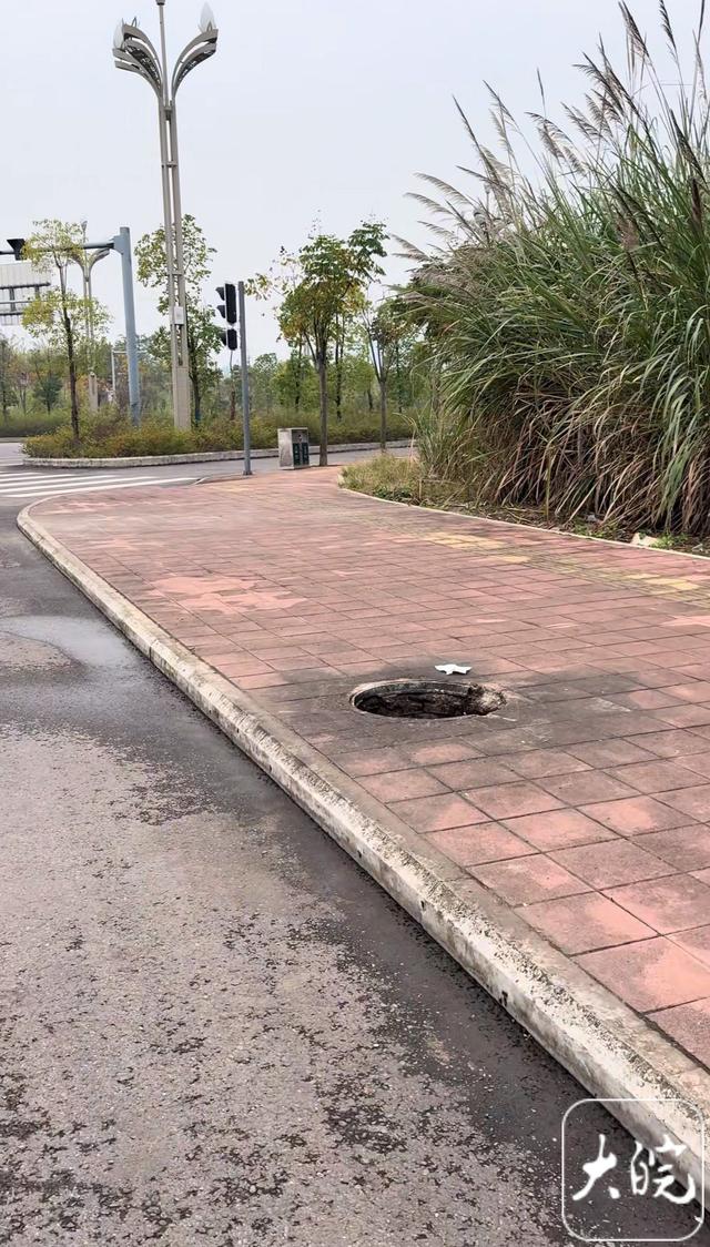 道路窨井盖缺损仅竖牌提醒 社区回应