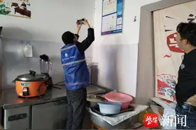 “小场所”关乎“大民生”！常熟市碧溪街道东张社区开展“九小场所”排查活动，筑牢消防安全防线图片