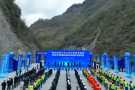 城开高速大巴山隧道双线贯通 全线预计2025年通车图片