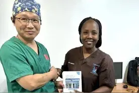 中国（山东）医疗队成员、山东大学齐鲁医院（青岛）医生刘义敏向坦桑尼亚基奎特心脏病研究所赠送抗凝指导手册图片
