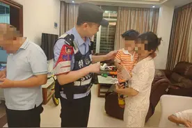 三岁熊孩反锁房门，民警紧急出动……图片