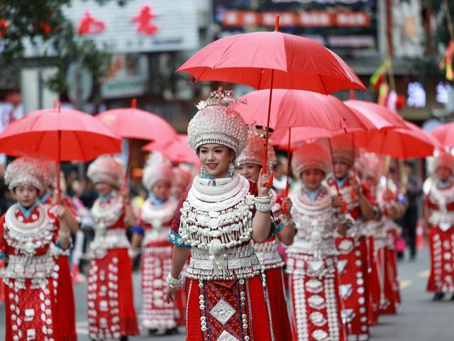 万名游客赴雷山过苗年