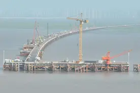 杭州湾跨海铁路大桥新进展 桩基施工突破千根图片