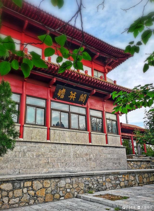 秋韵美景，蓝天白云下的济南英雄山