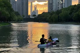 划着船去上班？这位上海上班族用这种方式亲近自然图片