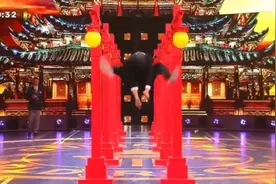 36.13秒劈腿跳跃踢破20个气球 重庆小伙创吉尼斯纪录图片