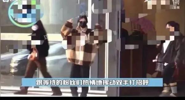 知名女星司机被曝在高速路上倒车 跟车粉丝竟还效仿？警方已介入调查！
