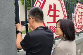 高考首日结束，衡水中学外家长守候10小时，隔围栏寻孩子身影图片