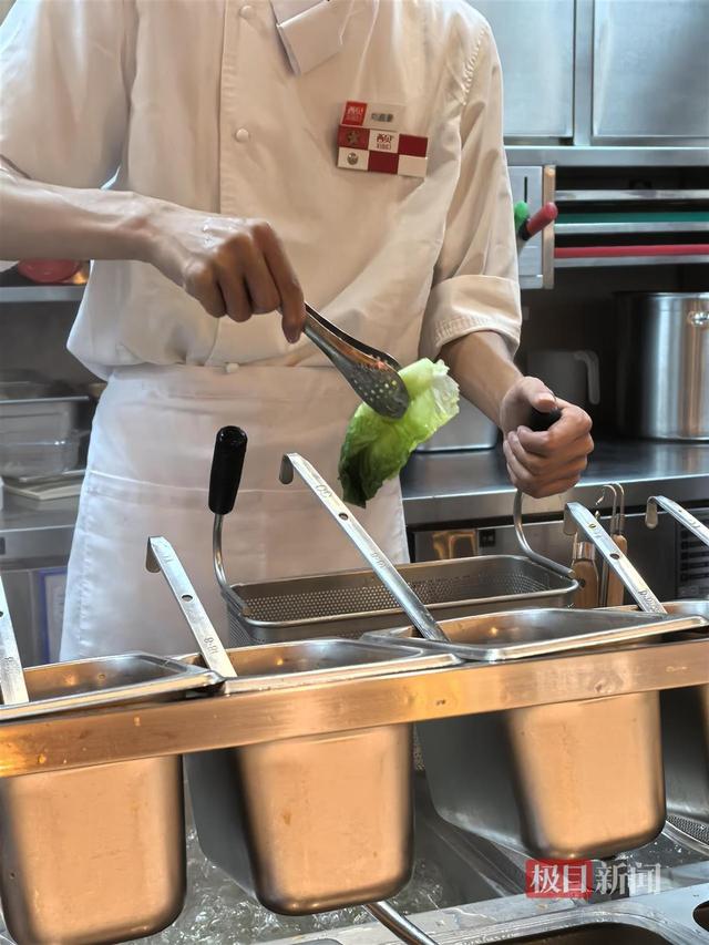 记者到西贝门店下单罗永浩同款烤鱼：工作人员现场将提前宰好的鱼放进烤箱制作