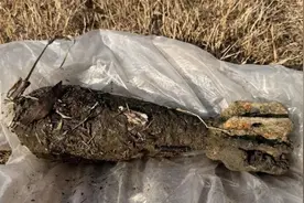 险！ 村民在鱼塘里发现一枚炮弹图片