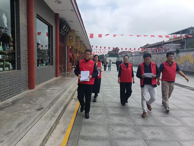 法门寺博物馆开展“文明旅游 诚信经营”宣传志愿服活动  “您好，这是文明旅游诚信经营倡议书，请你学习一下”。