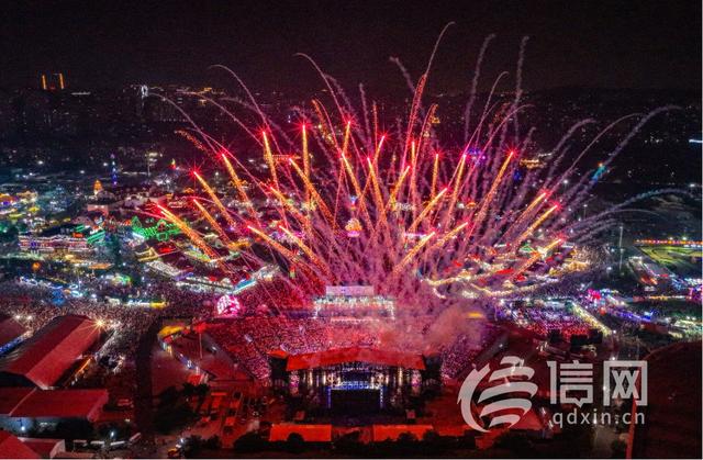 青岛金沙滩啤酒城海边焰火秀璀璨上演 点燃夏夜狂欢