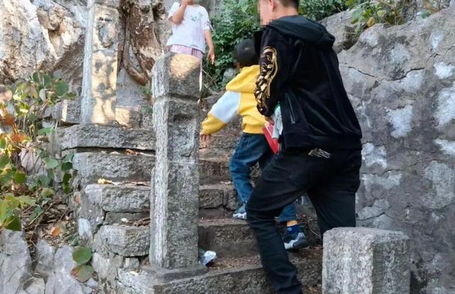 垃圾遍地、道路崩塌、小孩被抓……柳州这座“网红”废弃猴山，打卡该停了！