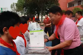 “六一”前夕送温暖！平顶山市爱心企业家19年暖心守护贫困学子图片