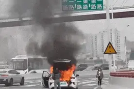 一辆思皓汽车起火烧成空壳！新能源车起火如何应对？图片