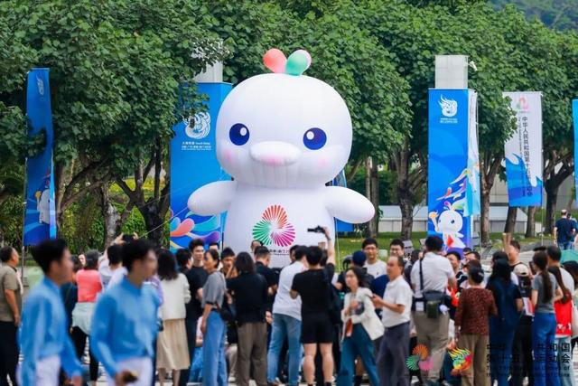 人人人！今天，这里挤满围观市民，现场令人振奋！网友：果然很深圳