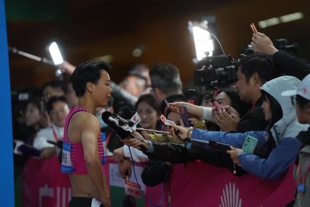 12秒81！广东选手刘景扬爆冷摘得全运女子100米栏金牌