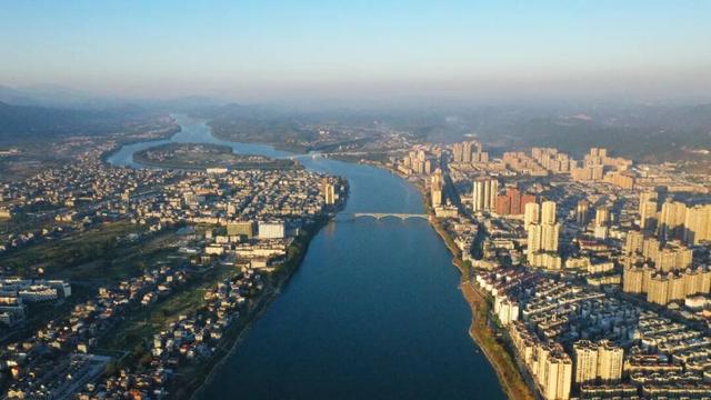 天蓝水也蓝,冬日暖阳下的融江美景不容辜负!