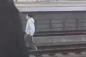 浙江余姚北站一女子和列车碰擦，官方：已送医，无生命危险图片