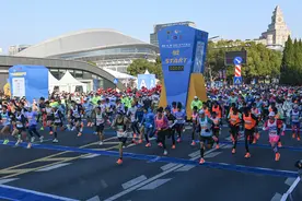 （体育）马拉松——2023杭州马拉松赛鸣枪开跑图片