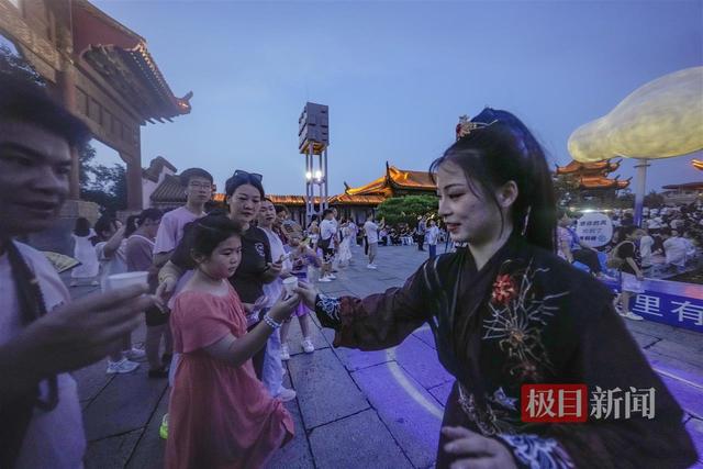 玩转江湖“一起”嗨，《夜上黄鹤楼》带游客畅玩盛夏幻境