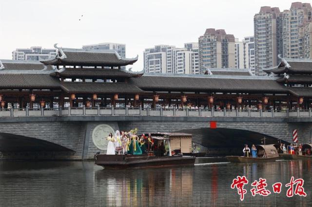 冠军佳丽入城 常德河街国际范十足