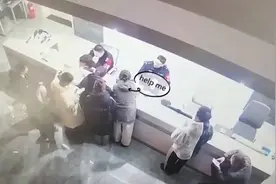 万元相机放在共享单车被“捡”走，临沂警方帮粗心大学生找回图片