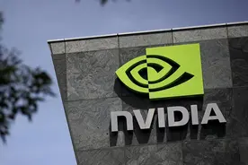 英伟达二季度业绩碾压预期：营收翻番，净利润激增8倍，AI芯片还要大扩产图片