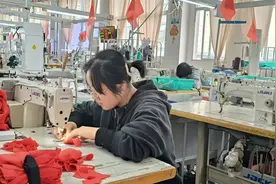 守初心 强“四力”助发展｜探访产业园的“无声世界”，他们用心编织新生活图片