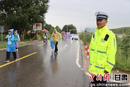 央媒看武威丨古浪公安用“藏蓝担当”护航古丰花海徒步走活动