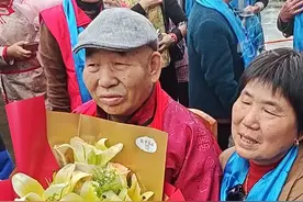 “国家的孩子”亲手为姐姐戴上手镯：那么多人来看我，做梦也梦不到呀图片
