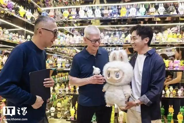 苹果 CEO 库克现身北京，同开发者散步聊天