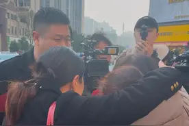 简宝回家！河北女孩网上寻亲被认出，32岁生日当天回邵东团圆，和父母互喂生日蛋糕图片