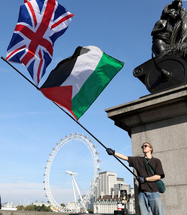 英国民众举行游行活动声援巴勒斯坦