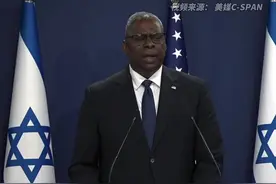 美防长在以色列称“美国能边走路边嚼口香糖”，网友吐槽：可能会噎住图片