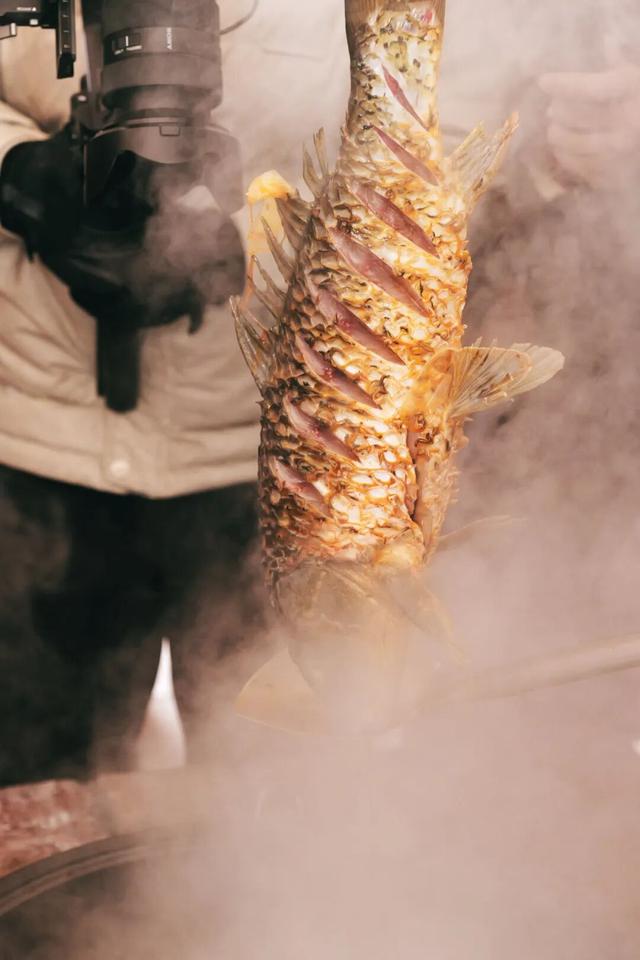 别问冷不冷，就问明天10点哈素海你到不到！冬捕、温泉、美食这里全！都！有！