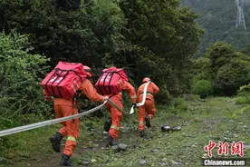 西藏林芝市森林消防支队开展山地水泵架设训练图片