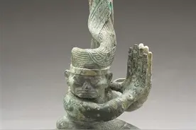 青铜扭头跪坐人像 破除“外星文明”猜测图片