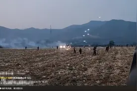 农户朝拾玉米人群喷射加特林图片