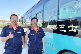 假期我在岗！温馨巴士维修师徒当好公交“医生”图片