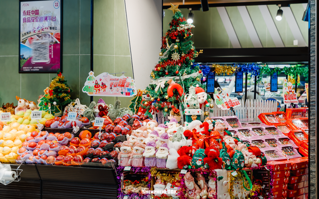 下暴雪的「圣诞小镇」开了！12米泡泡玛特圣诞树亮灯