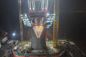 世界最大跨度三塔钢箱梁斜拉桥：百米塔肢成功“牵手”图片