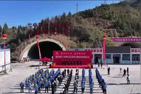 昆明福宜高速阳宗隧道双幅贯通图片