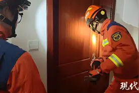 被4岁儿子反锁在卧室，小夫妻报警求助图片