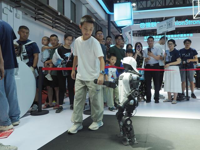 2025世界机器人大会，小朋友们开启“机”遇之旅