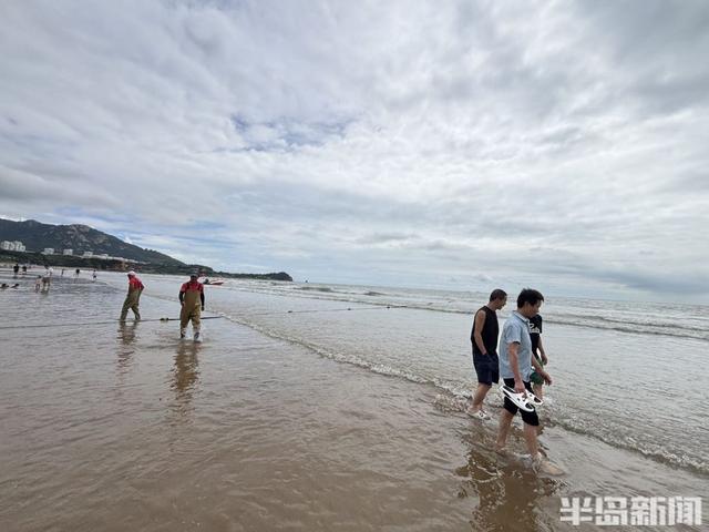 热闹的周末沙滩