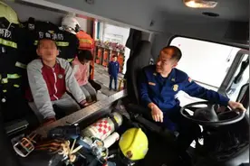 消防员牵手孤独症儿童 圆“星星的孩子”消防梦图片