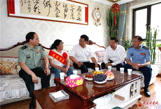 军地联合为“英雄航天员”唐胜杰家庭送喜报