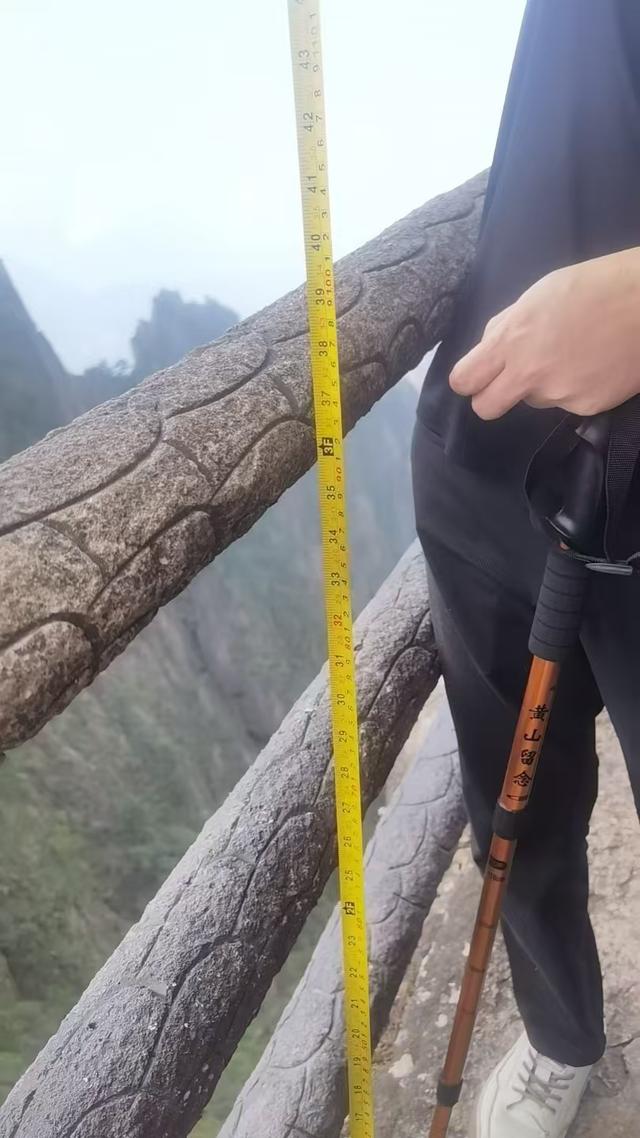 湖南女生游黄山失联	，百米悬崖下发现遗体，景区被判担责15％，家属上诉：护栏存缺陷